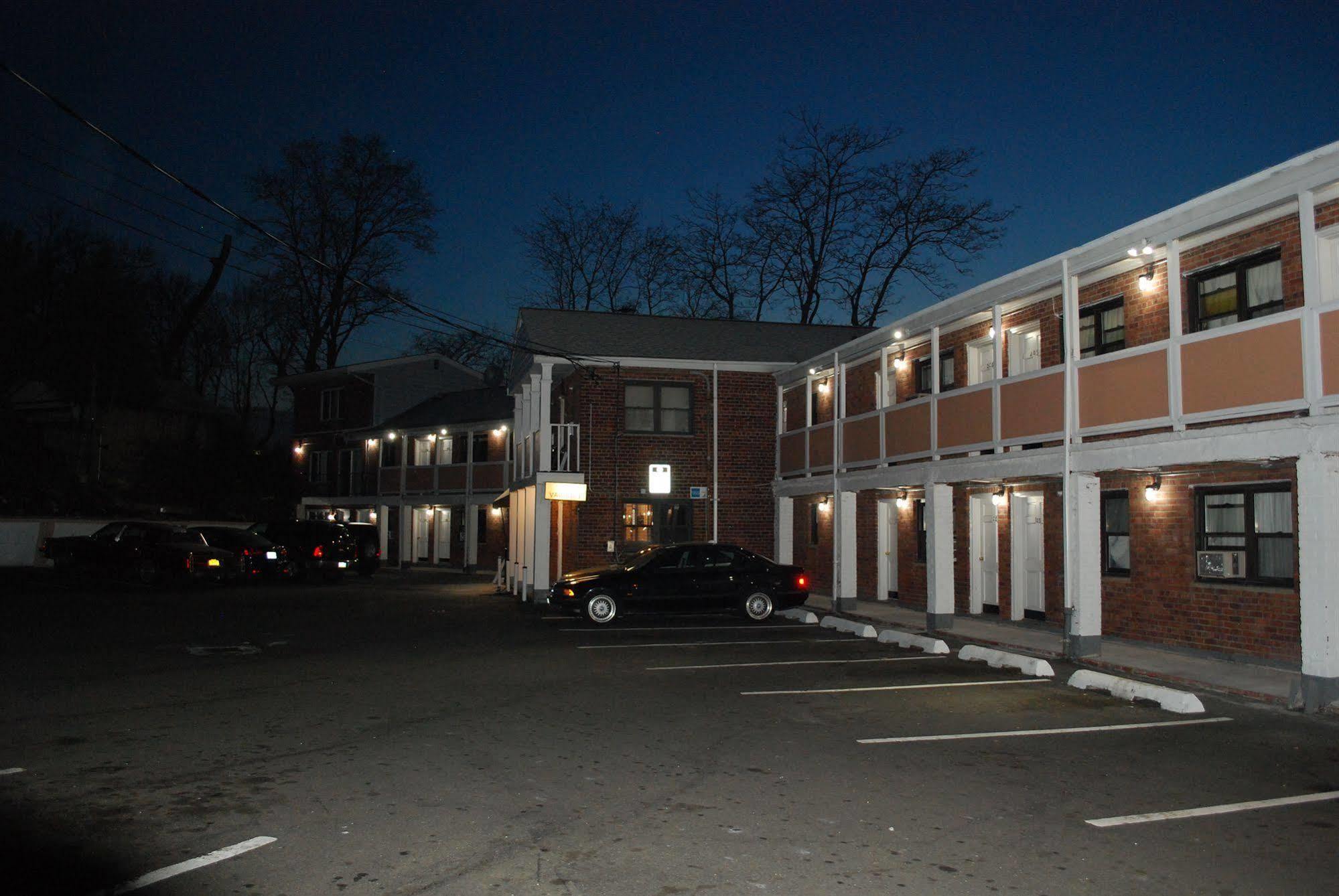Central Motel Courtyard White Plains Exterior photo
